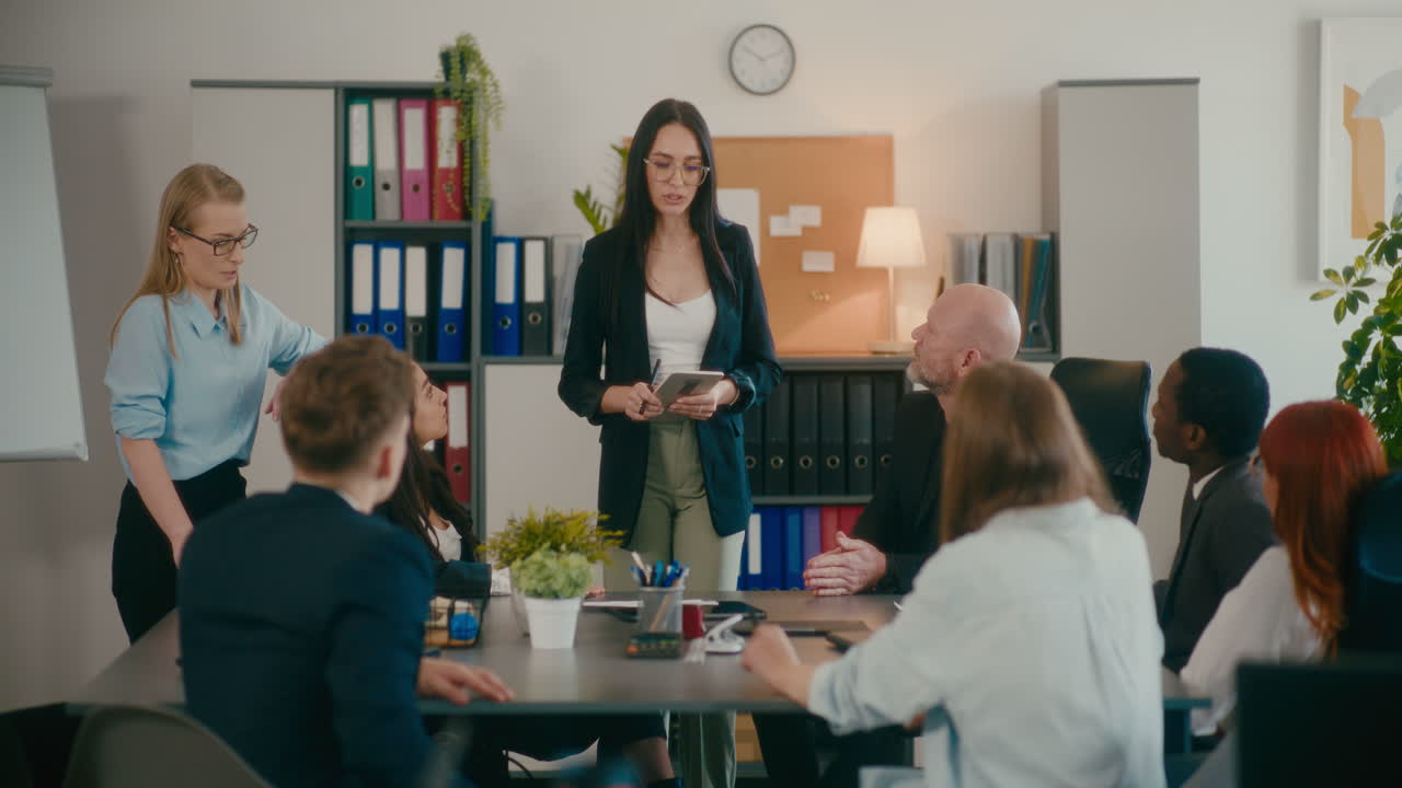 empleados aburridos con el gerente en la reunión.