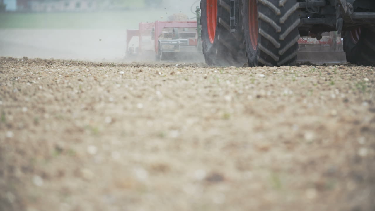 cultivo de campo con gradas modernas