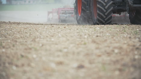 cultivo de campo con gradas modernas