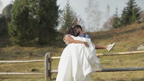 Novio-Con-Novia-En-El-Parque.-Pareja-De-Boda.-Familia-Feliz-Enamorada