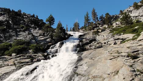 Langsame-Und-Stabilisierte-Drohnen-Filmaufnahme,-Die-Einen-Riesigen-Wasserfall-In-Der-Kalifornischen-Wildnis-In-Der-Nähe-Von-Desolation-Wilderness-Und-Lake-Tahoe-Hinauffliegt-–-Bäume-Und-Wälder-Sind-Rund-Um-Die-Felsigen-Klippen-Zu-Sehen