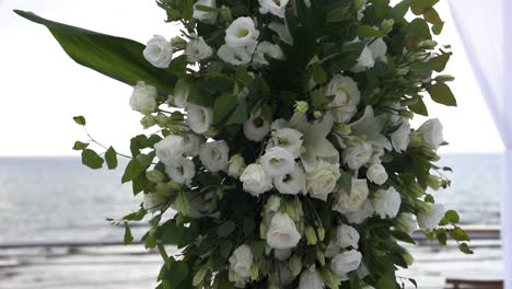 Un-Conjunto-De-Flores-En-Un-Salón-De-Bodas-Junto-Al-Mar