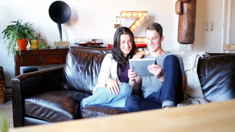 Paar-Nutzt-Digitales-Tablet-Im-Wohnzimmer