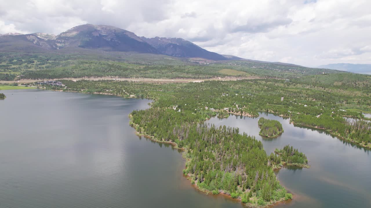 воздушные кадры водохранилища диллон недалеко от брекенриджа, колорадо
