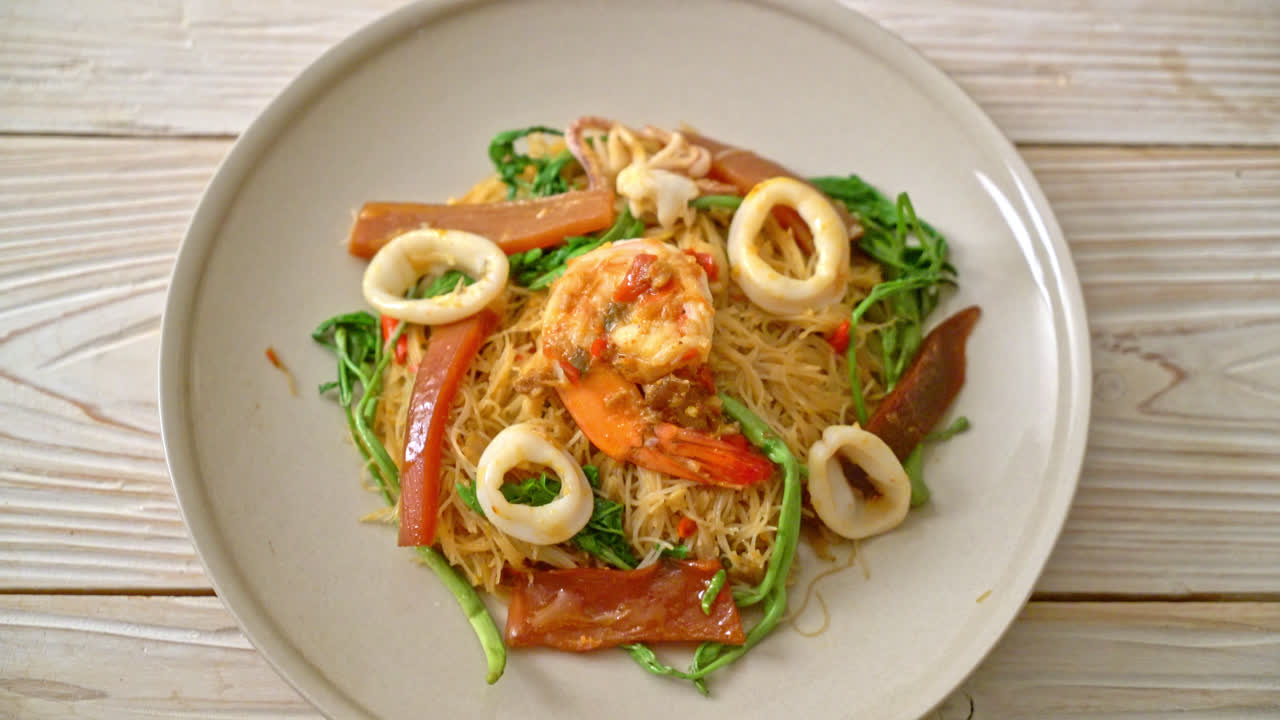 혼합 해산물을 곁들인 볶음밥 베르 미첼 리와 물 미모사