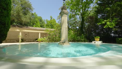 Romanische-Eleganz,-Türkisfarbener-Römischer-Brunnen-Mit-Zentraler-Säule