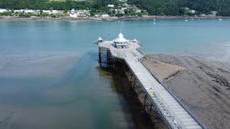 Bangor-Garth-Pier-Cúpula-De-Plata-Ornamental-Victoriana-Pabellón-Turístico-Punto-De-Referencia-Vista-Aérea-A-La-Izquierda-A-Través-Del-Paseo-Marítimo