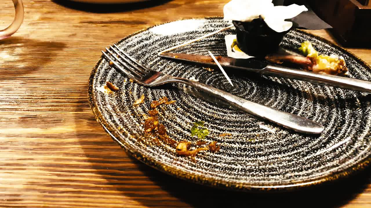 완벽한 식사 후 레스토랑에서  빈 더러운 접시