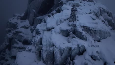 Vista-Aérea-Del-Hermoso-Paisaje-De-La-Montaña-Nevada-De-Noruega-Durante-El-Invierno