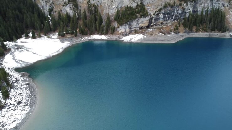 Vista del lago Oeschinensee in Svizzera, filmato con drone 4K