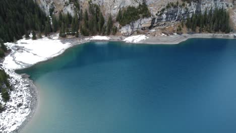 vista del lago oeschinensee en suiza imágenes de drones 4k