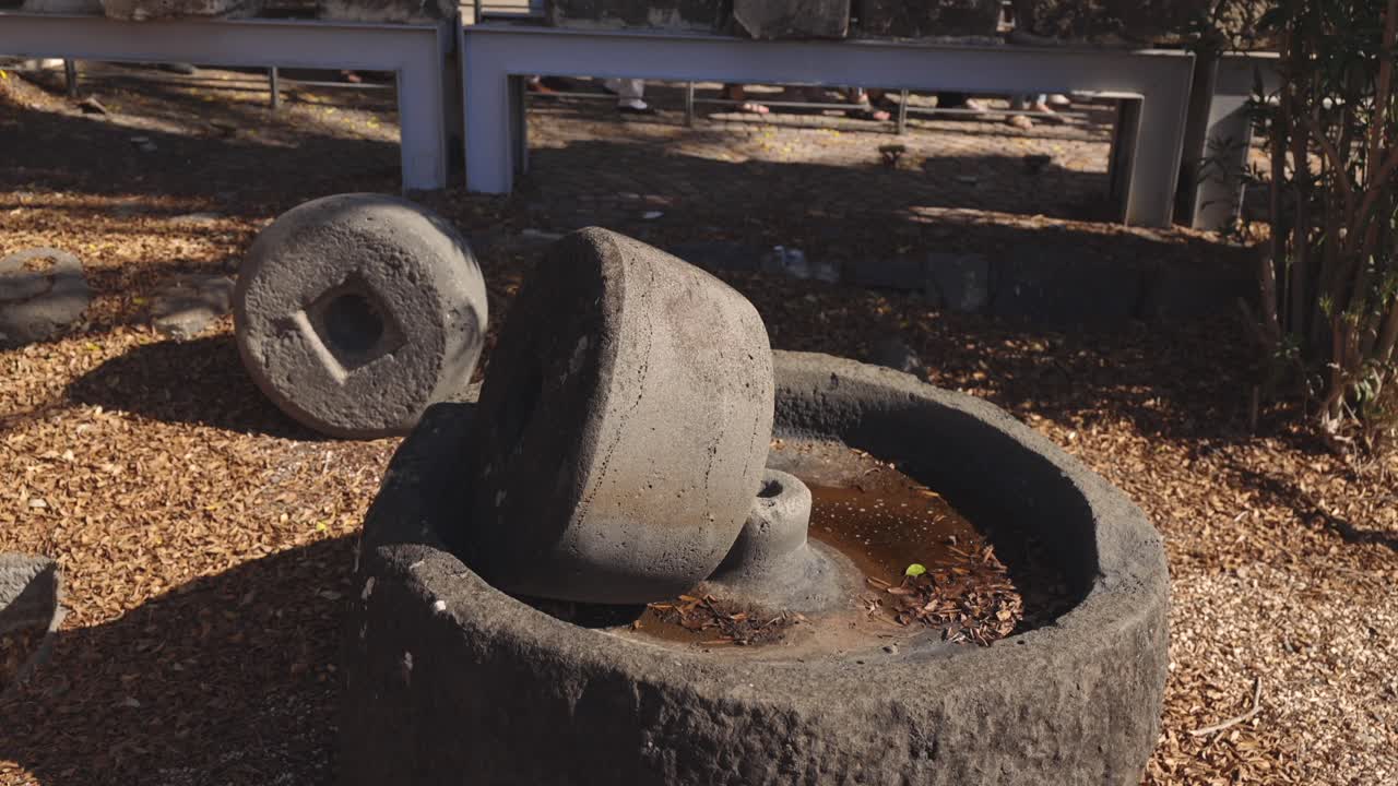 이스라엘의 고대 맷돌의 영상