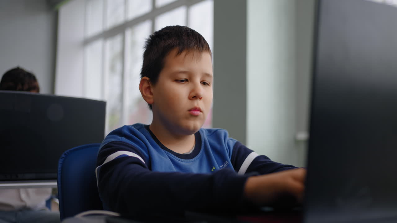 estudiante usando una computadora portátil en un aula