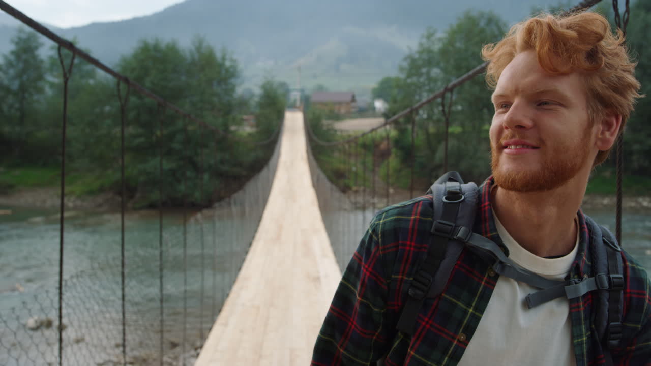 Viaggiatore positivo fa escursioni in montagna all'aperto. Primo piano di hipster felice che si gode il viaggio.