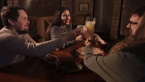 amigos disfrutando de la cena y las bebidas