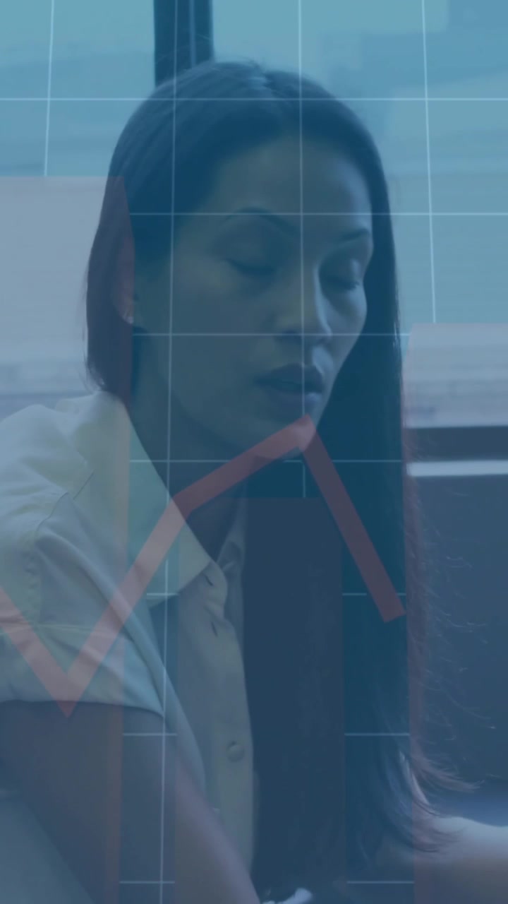Animazione dell'elaborazione di dati finanziari con diversi colleghi che discutono di lavoro in ufficio