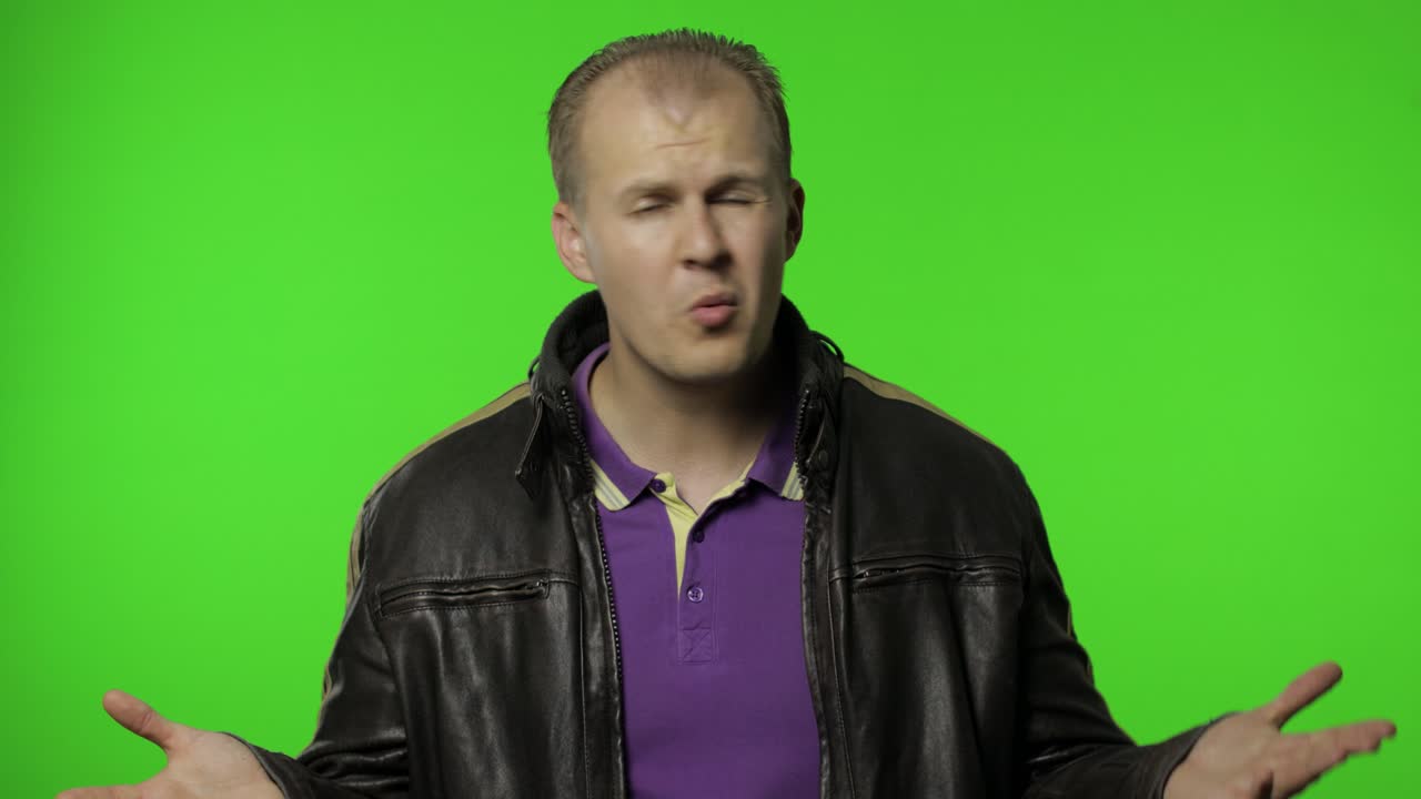 분노한 로커 남자가 분노로 손을 들고 뭐, 왜, 어떻게, 곤경에 대해 싸우고 소리를 질렀다.