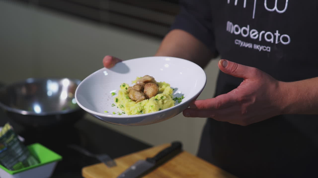 chef preparando puré de patatas con carne