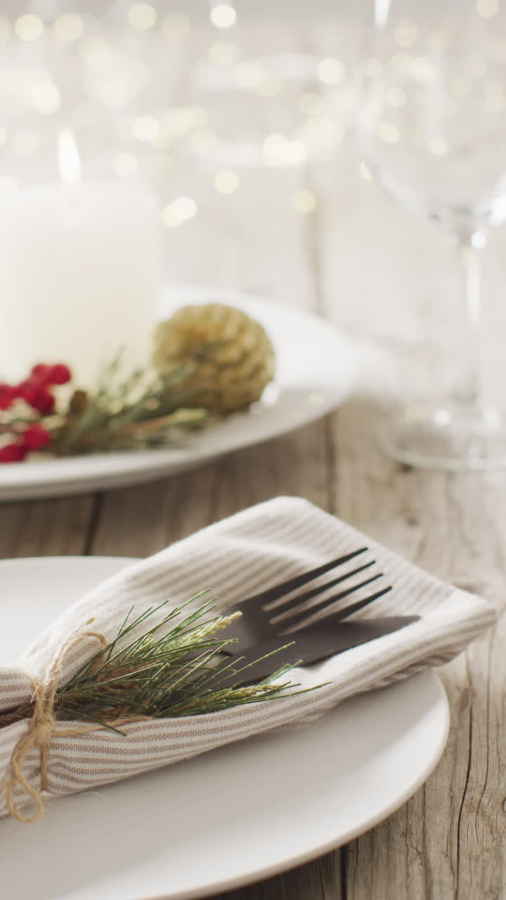 video vertical de la configuración y decoración del lugar de navidad en fondo de madera