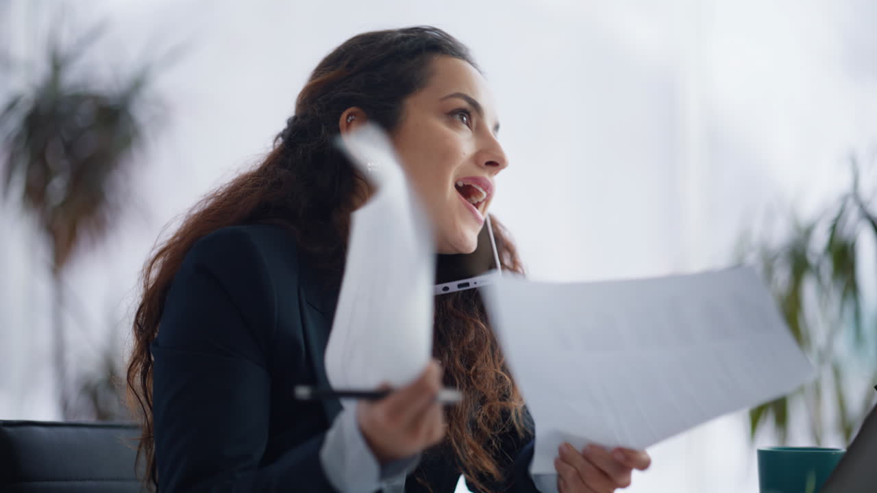Close de um trabalhador escrevendo, ligando para o smartphone e pegando um contrato na mesa de trabalho