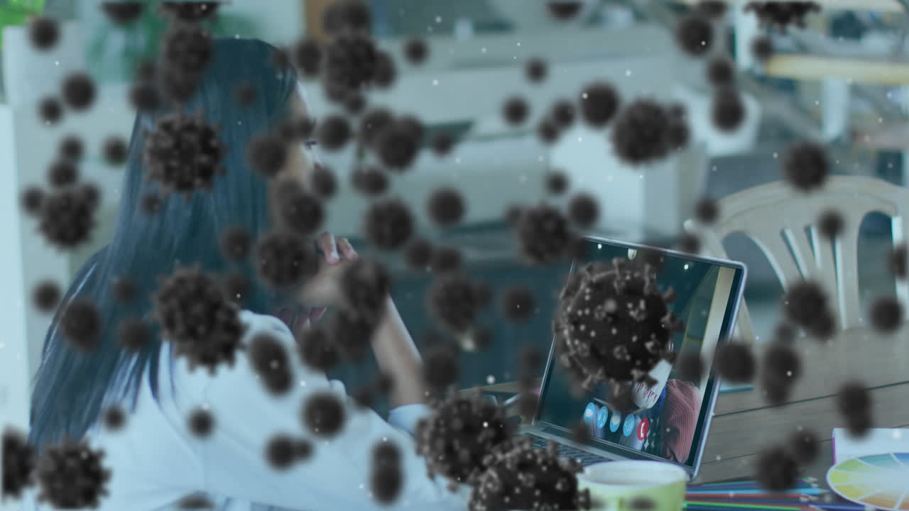 animación de las células de covid 19 una mujer de negocios en una videollamada de portátil