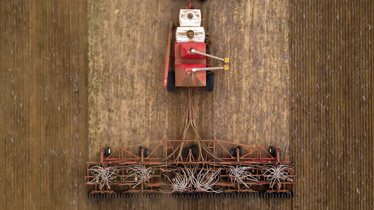 건강한 패독-4에서 트랙터로 견인되는 새로운 파종 장비