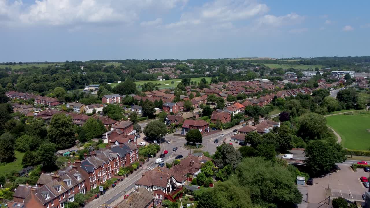 una carretera en canterbury, kent, con tráfico acercándose a una rotonda
