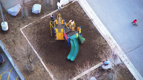 Vista-Aérea-De-Niños-En-Un-Parque-Infantil-Con-Niños-Afroamericanos-Jugando-Y-Divirtiéndose