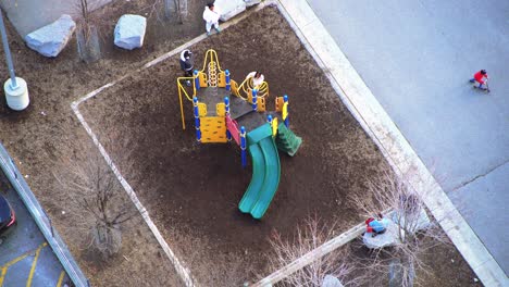 vista aérea de niños en un parque infantil con niños afroamericanos jugando y divirtiéndose