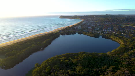 Gran-Tiro-De-Dron-Giratorio-De-Un-Pequeño-Estanque,-Bosque-Marítimo-Y-Costa-En-La-Cabeza-De-Lennox