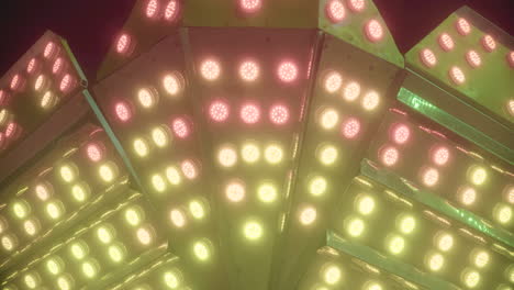 una máquina de carnaval de feria con luces de colores brillantes