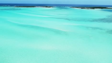 Vista-Aérea-De-Las-Bahamas-Sobre-Una-Hermosa-Laguna-Turquesa