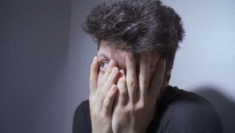 un hombre lunático psicótico. enfermedad mental.