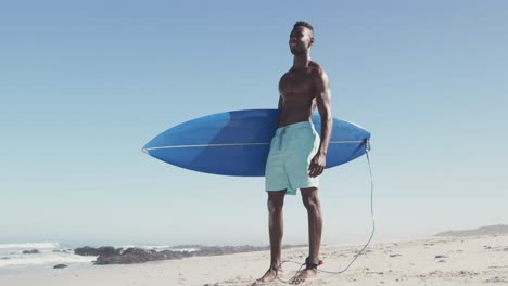 hombre afroamericano listo para ir a surfear