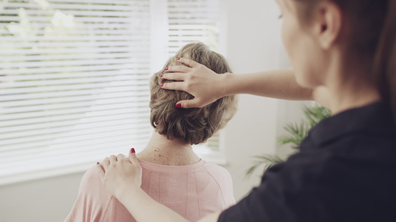 노인 여성에 대한 물리 치료 세션