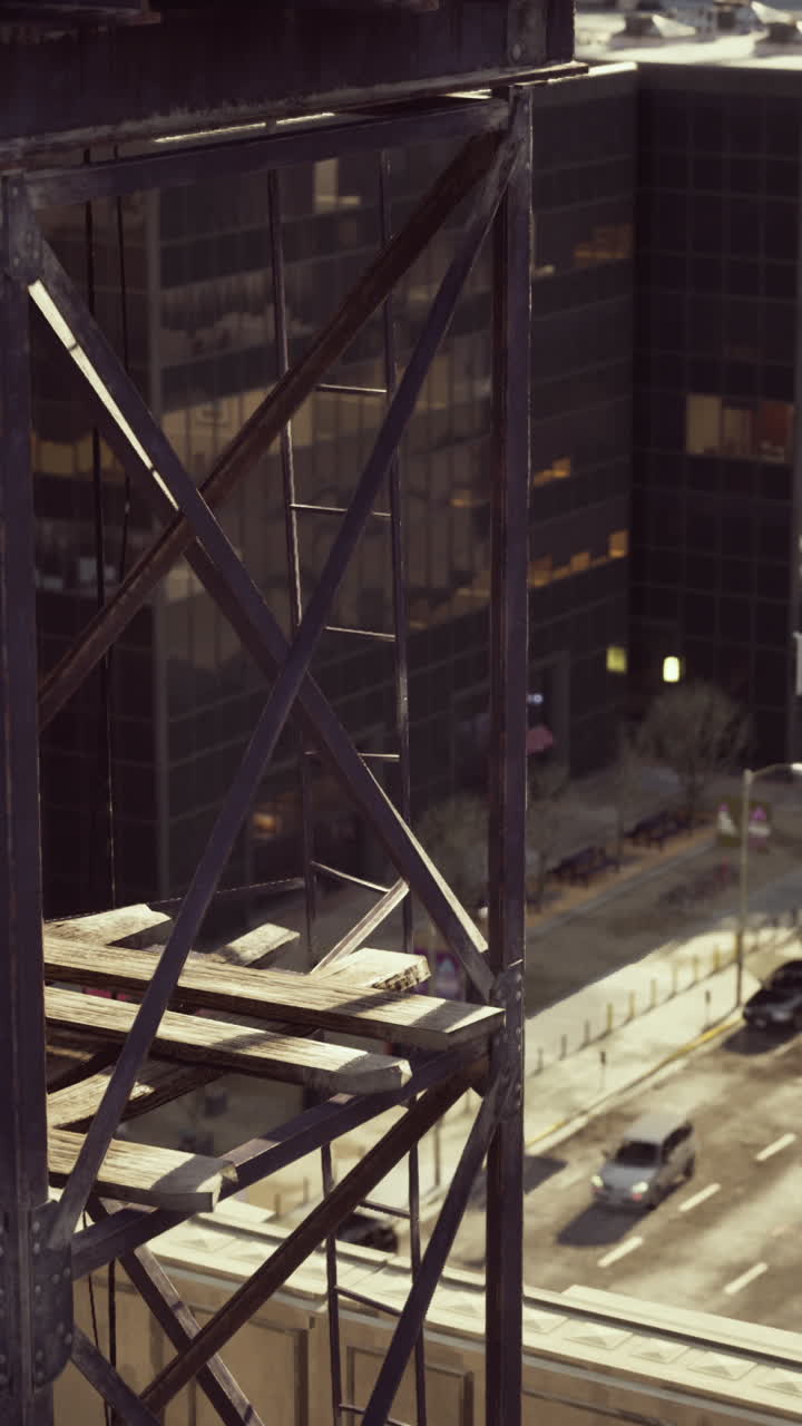 torre de agua oxidada en un edificio de la ciudad