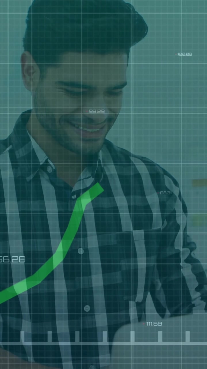 Animazione di elaborazione dati e diagrammi su un uomo d'affari casual che utilizza un laptop