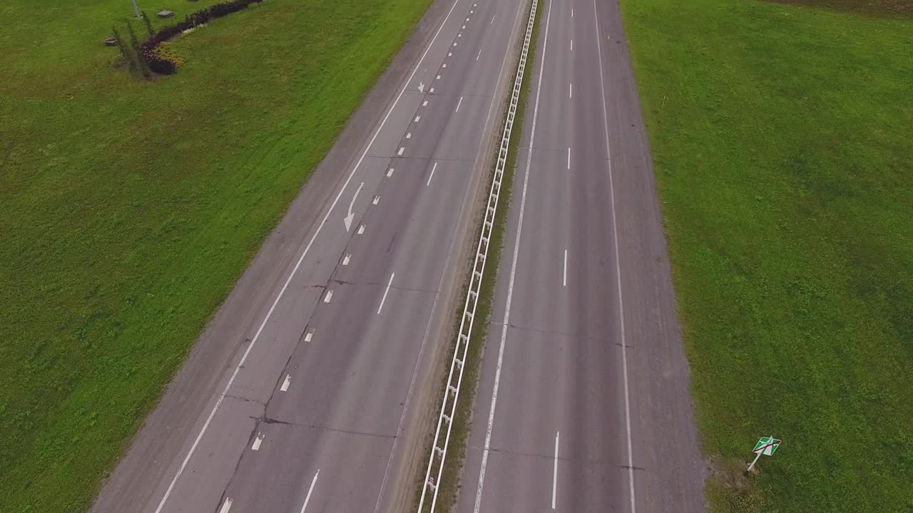 고속도로 교차로에서 볼 수 있습니다.