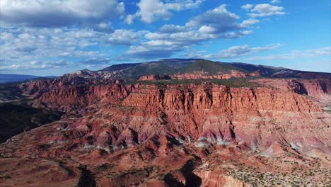 vista panorámica de las capas de arenisca dorada en el parque nacional capitol reef en el centro-sur de utah