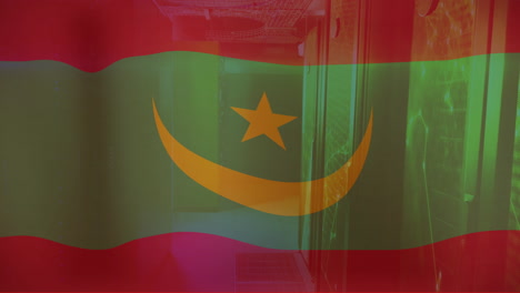 animación de la bandera de mauritania sobre la sala del servidor con iluminación verde y roja