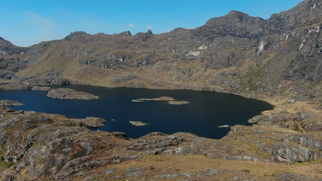 imágenes aéreas de drones de 4k sobre la cuarta laguna de pichgacocha desde ambo, huanuco, perú en las montañas de los andes