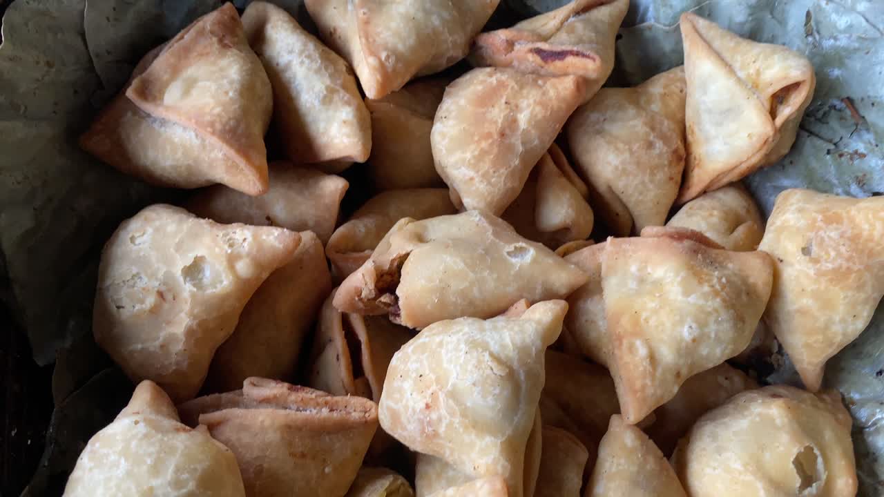 samosa o singara vendidos en un dhaba al borde de la carretera en kolkata
