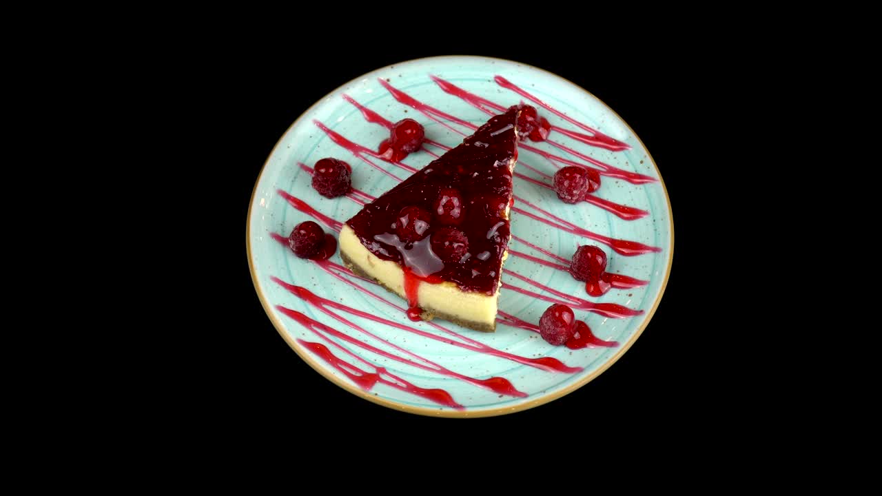 plato de pastel de queso de cereza girando en el fondo negro