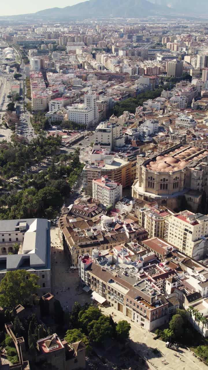 Orbita aerea verticale che rivela il porto e il centro di Malaga dall'alto.