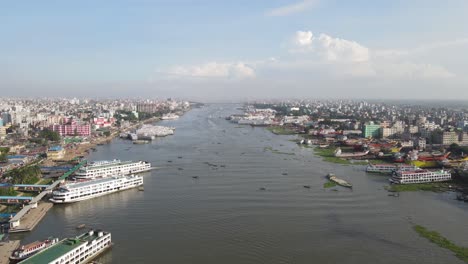 Buriganga-fluss-Mit-Passagierfähre-Neben-Dhaka-stadt-In-Bangladesch.-Luftdrohnenflugansicht