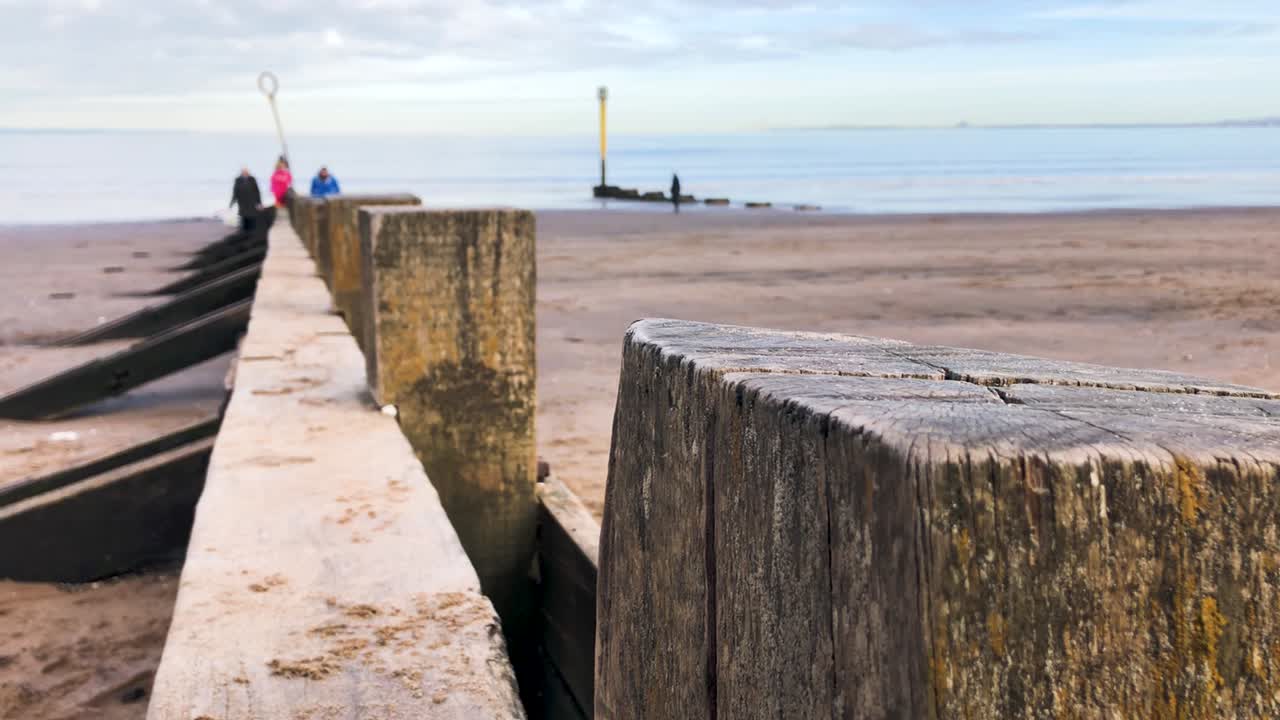 un viejo embarcadero en una playa que da al mar