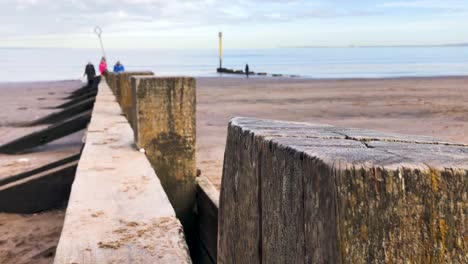 Ein-Alter-Steg-An-Einem-Strand,-Der-Zum-Meer-Führt