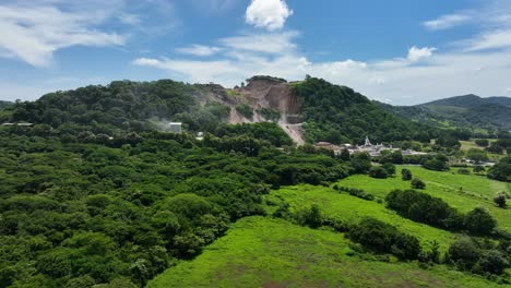 disparo aéreo de avión no tripulado que viene hacia una colina donde se extraen materias primas para el cemento