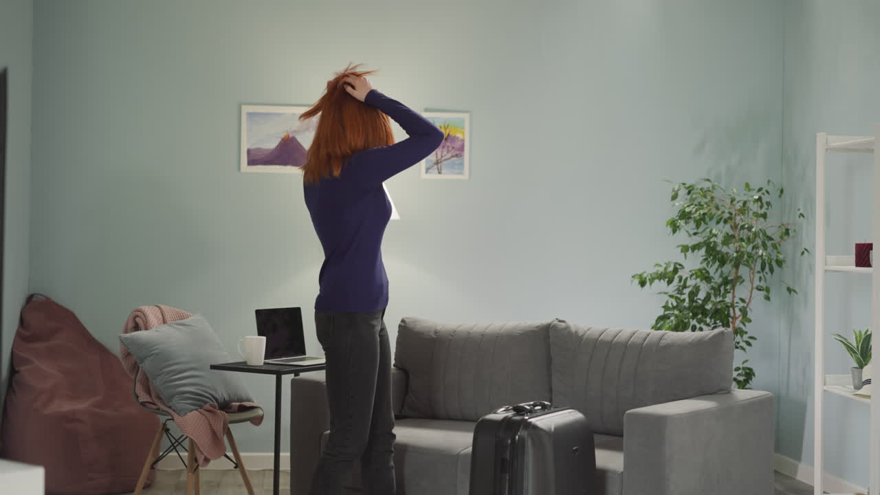 ⁇ 은 머리 여자 가 거실 에서 짐 을  ⁇ 겨 나간다