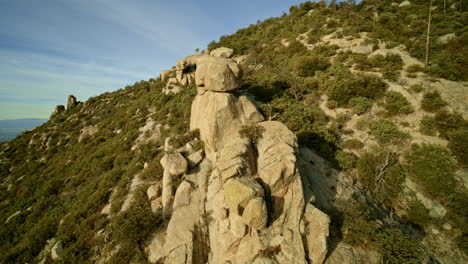 drone disparado flotando lejos de las formaciones rocosas hoodoo en el lado de mt lemon en tucson, arizona